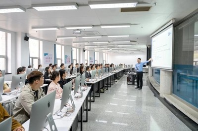 四川考生 欢迎报考大连东软信息学院，共创信息电子技术服务新未来